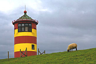 Leuchtturm und Schaf